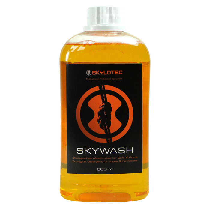 Flacon de liquide orange, étiquette noire avec lettrage et logo orange, nom du produit Skywash by Skylotec, 500 ml