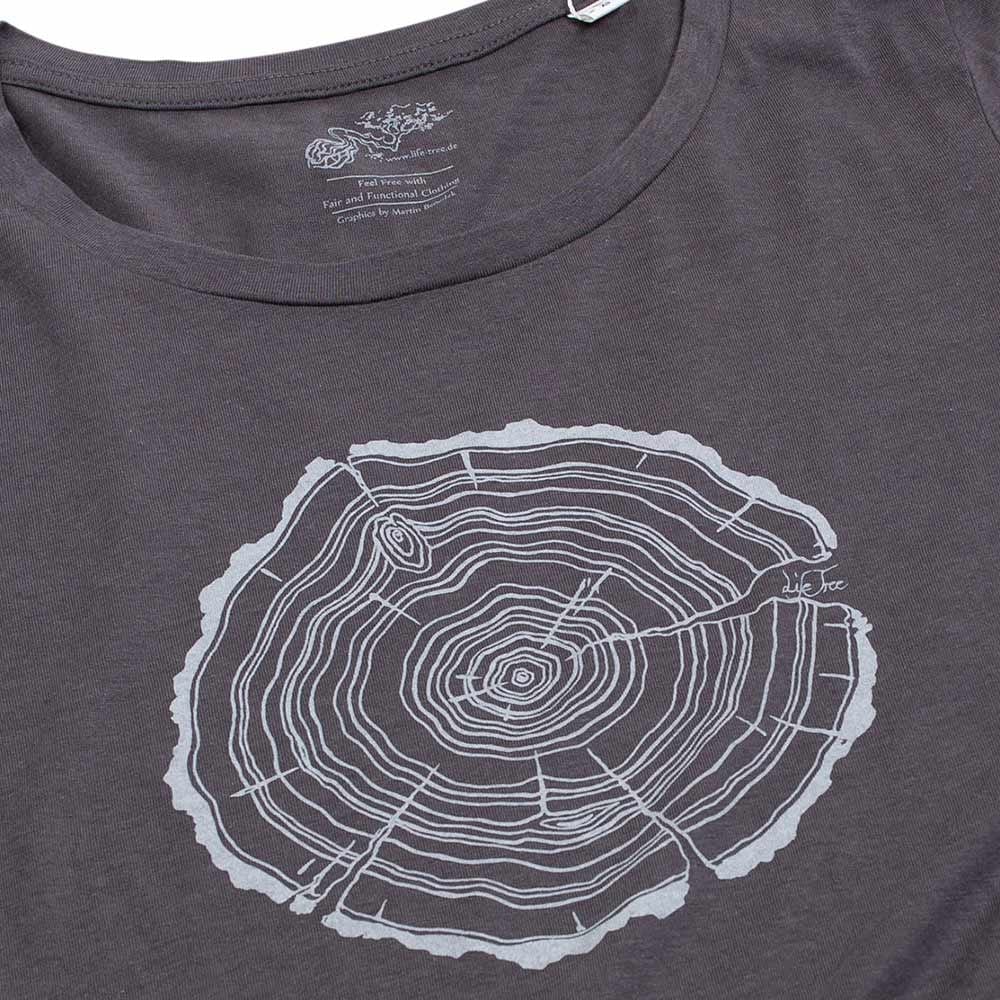 Gros plan d’un T-shirt gris Treeslice Women avec un motif de tronc d’arbre blanc sur le devant et un col ras du cou visible