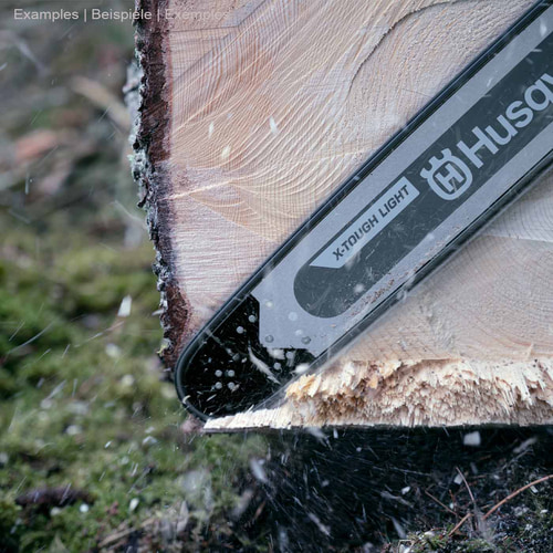 Rail léger Husqvarna X-Tough 36 / 3/8 utilisé lors de la coupe d’une bûche, partie du rail gris avec pointe noire et logo blanc visible
