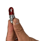 XSRE Swivel, tourbillon en métal rouge et argenté tenu entre le pouce et l’index, fond blanc