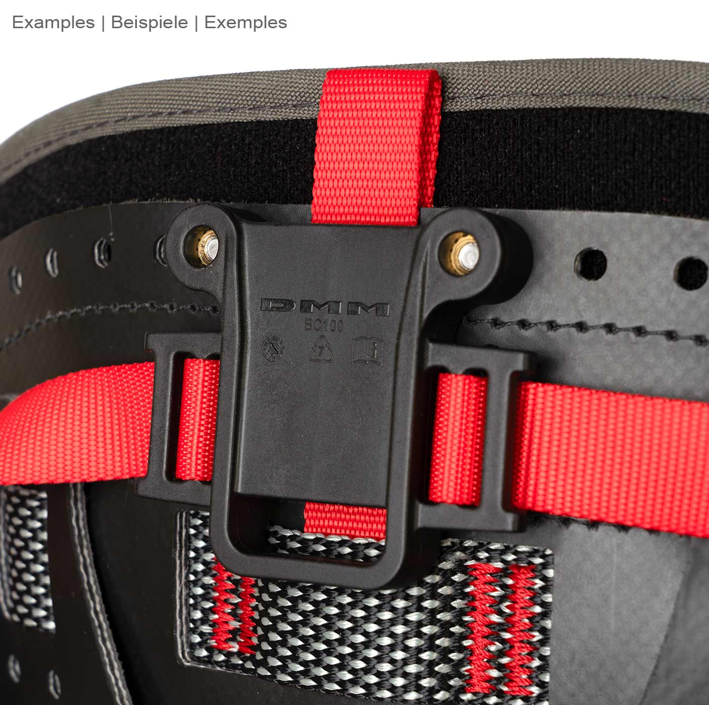 Caïman de DMM, ruban rouge avec support en plastique noir sur ceinture noire avec surpiqûres rouges