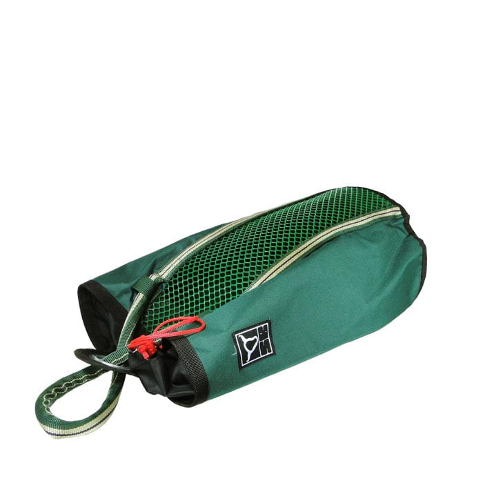 Grab Bag 20, sac vert avec bord noir, compartiment en filet sur le dessus, cordon de serrage rouge et sangle de transport, couché