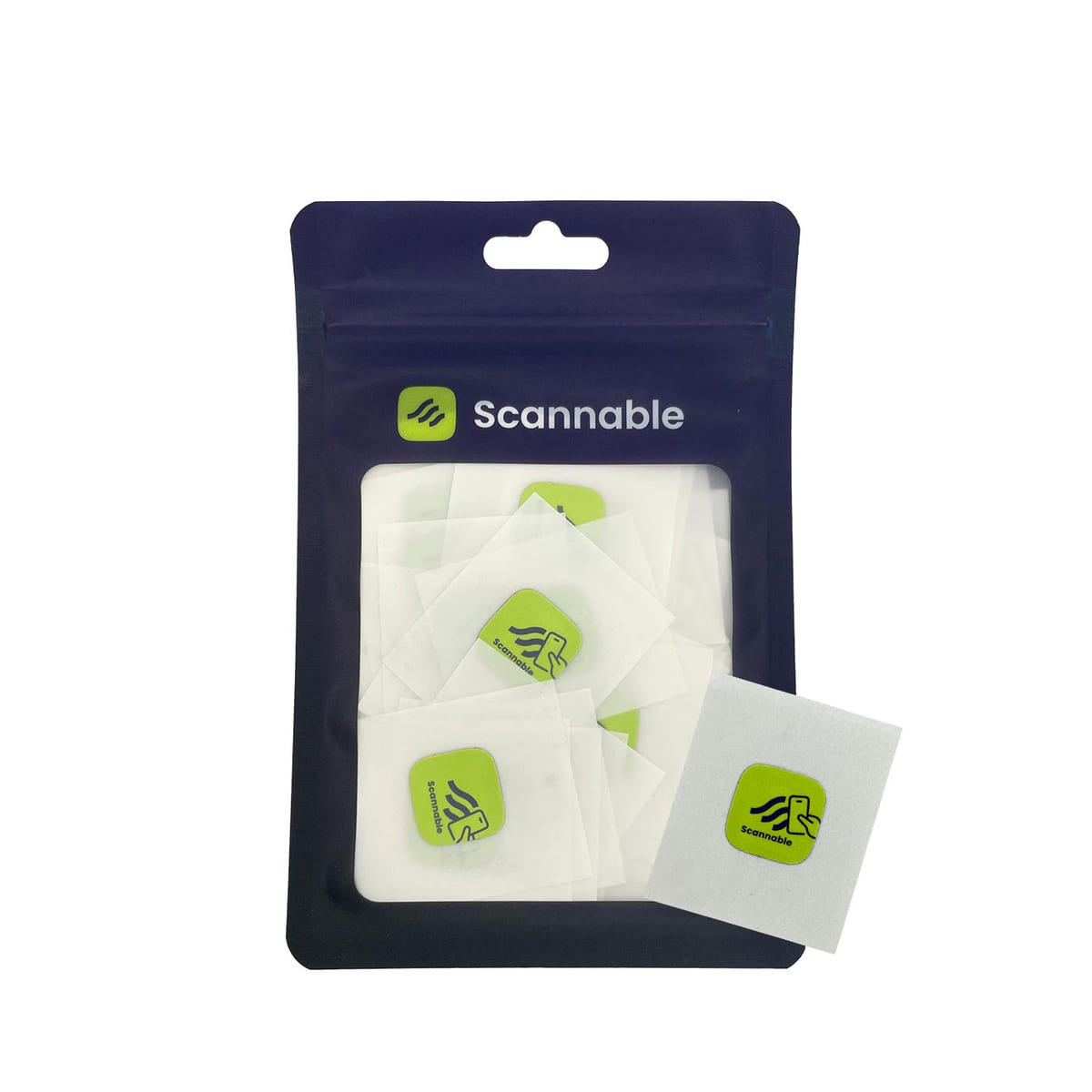 Emballage avec plusieurs autocollants verts sur métal Étiquettes NFC de Scannable, autocollants individuels visibles dans un film de protection blanc