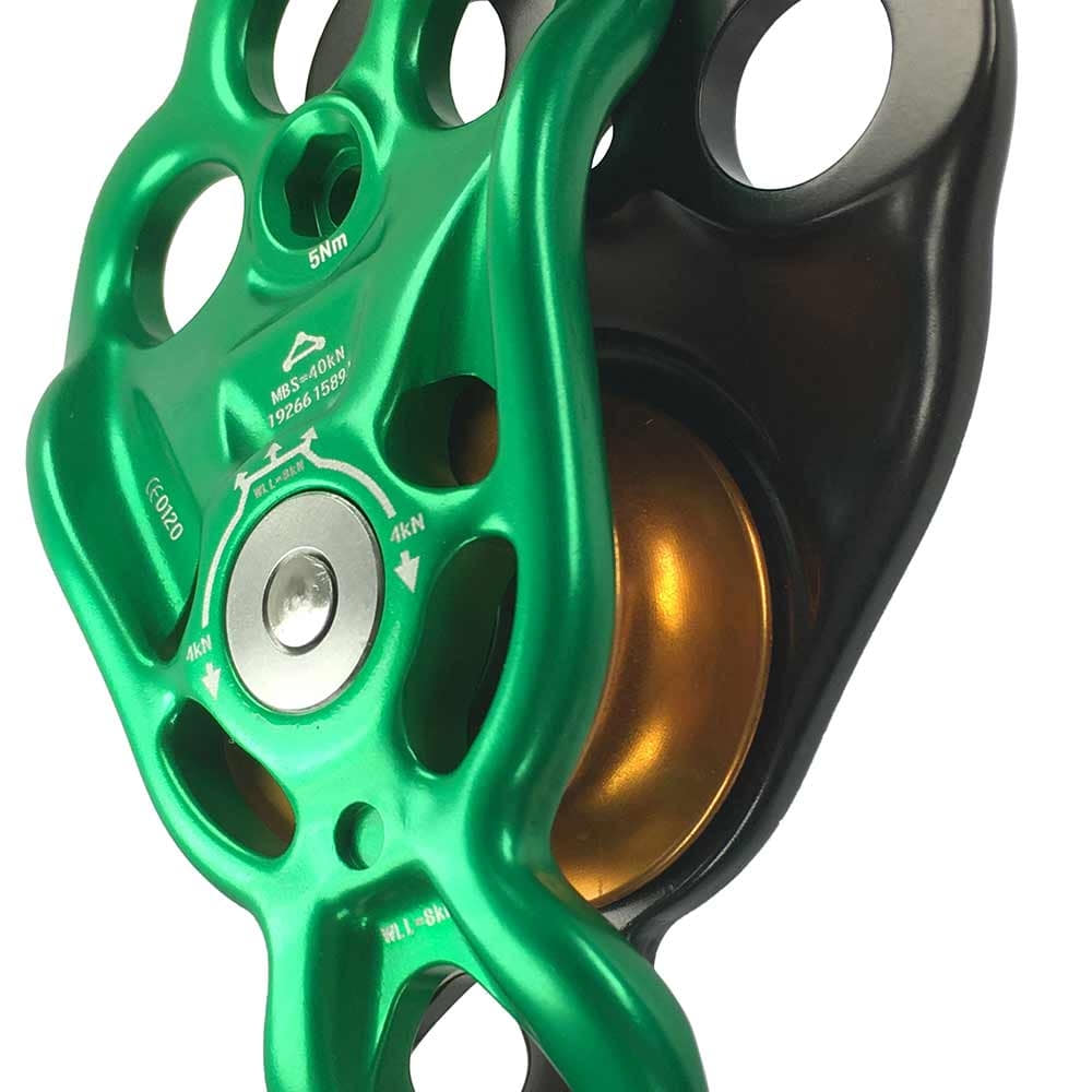 Gros plan de la poulie Rigger Becket Pulley verte avec poulie dorée et pièces noires, nom du produit visible