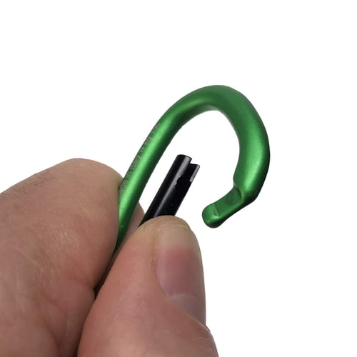 Mousqueton vert Big Mini avec mécanisme de fermeture noir, tenu d’une main sur fond blanc