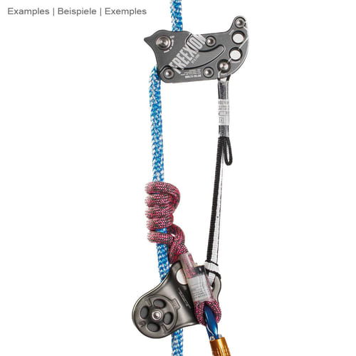 Auto-stop Freexion System Hitch Climber avec bloc métallique noir, corde bleue, corde rouge et corde noire, montée et reliée par une poulie noire et un mousqueton en métal