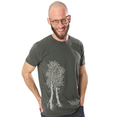 Homme portant un T-shirt Birch Tree vert olive avec un motif d’arbre blanc sur le devant gauche