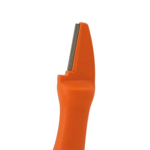Gros plan de la pointe de l’aiguiseur de lame en orange avec surface de meulage visible