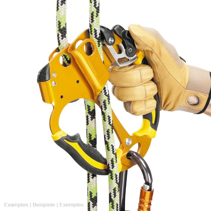 Aire de jeux jaune avec poignées noires, tenue par une main avec des gants beiges, attachée à une corde avec un mousqueton