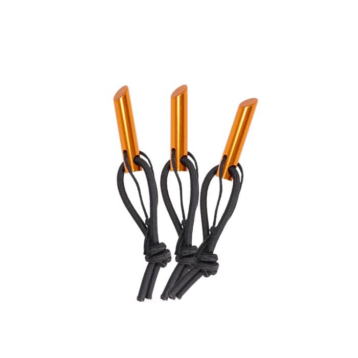 Trois goupilles de corde orange 10 avec des boucles noires l’une à côté de l’autre