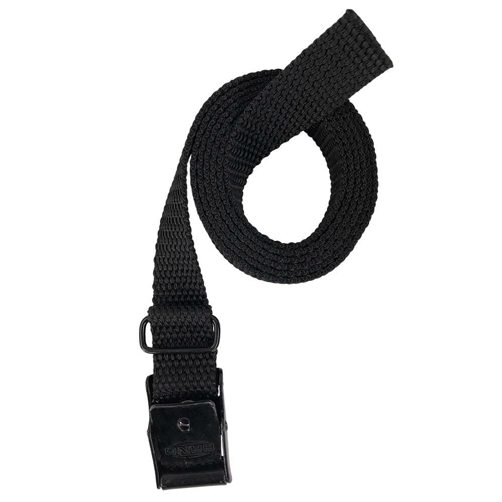 Sangle d’arrimage noire avec fermoir en métal, disposée sur fond blanc