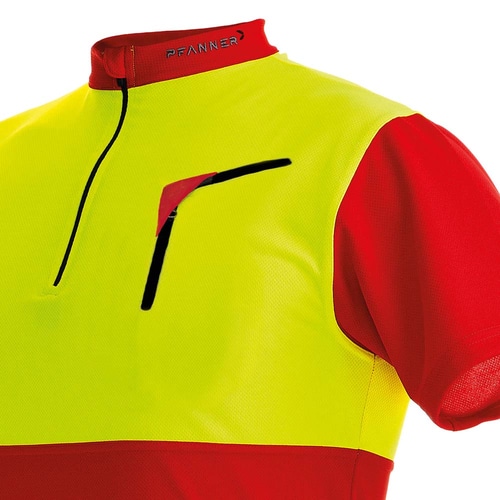 Gros plan de la chemise à col zippé en rouge et jaune avec fermeture éclair et poche poitrine, nom du fabricant Pfanner visible sur le col