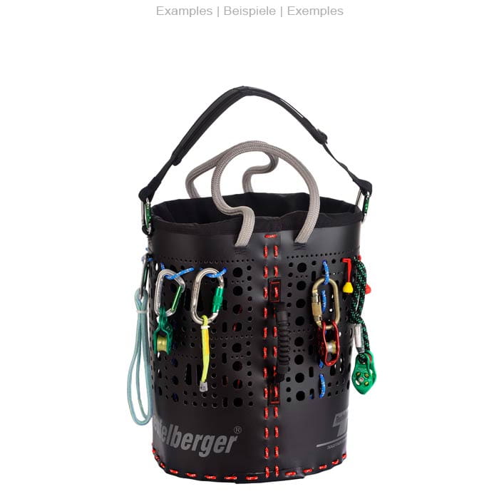 ropeBUCKET 50 seau noir avec poignées en corde grises, coutures rouges et divers mousquetons ainsi que du matériel d’escalade à l’extérieur