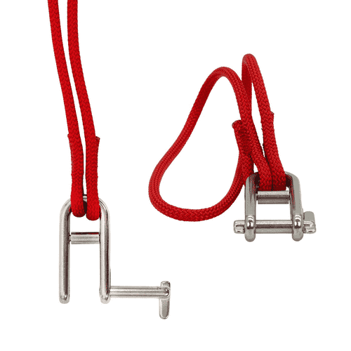 pulleySAVER avec cordes rouges et deux cintres en métal sur fond blanc