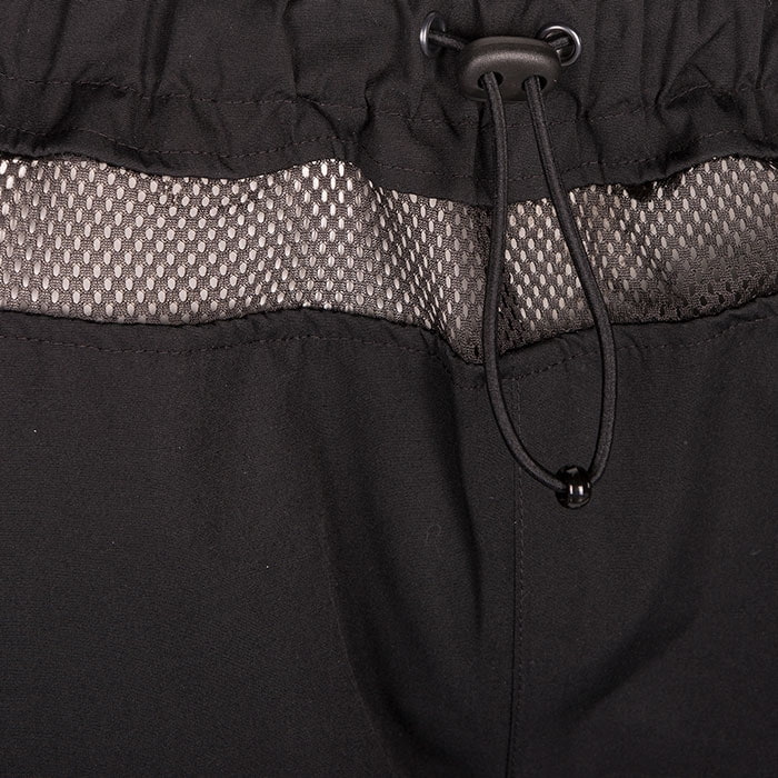 Gros plan de la taille du pantalon de pluie Keiu avec taille élastique et cordon de serrage