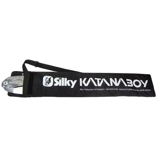 Sac de transport noir avec inscription blanche « Silky Katanaboy » et partie visible de la scie pliée