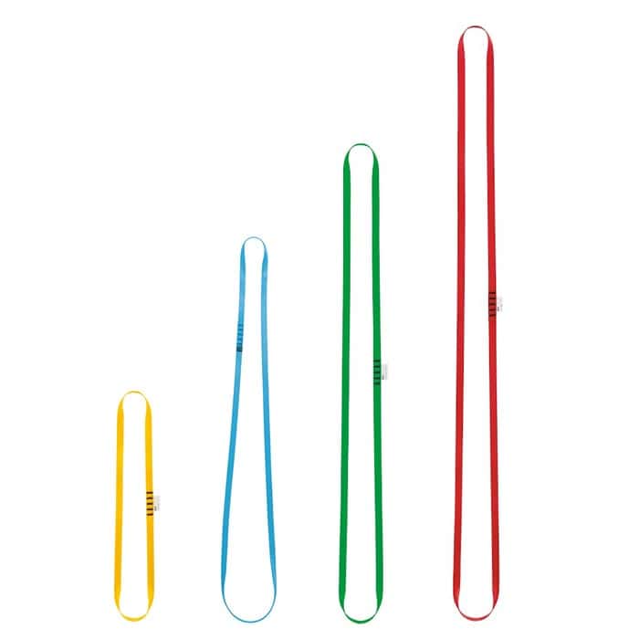 Quatre boucles PETZL Anneau C40 jaunes, bleues, vertes et rouges suspendues les unes à côté des autres de différentes longueurs