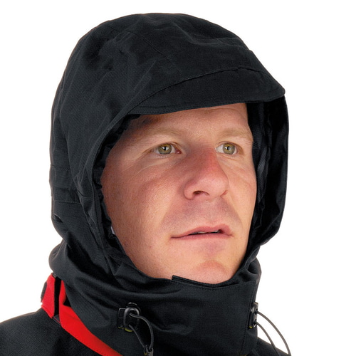 Capuche Ventura en noir, portée par une seule personne, avec visage visible et cordons de serrage réglables au niveau du cou