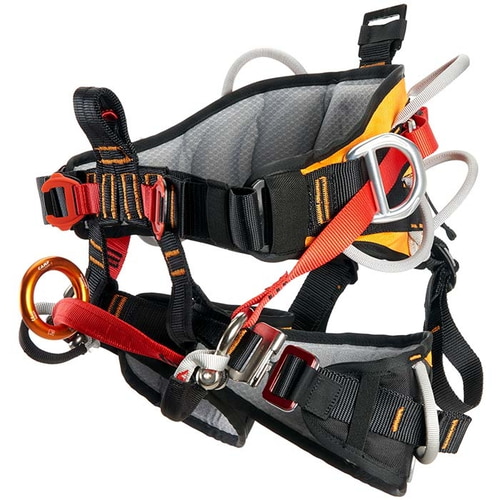 Harnais d’escalade Tree Access 3.1 en noir, gris, rouge et orange avec plusieurs anneaux et boucles métalliques, logo du fabricant en haut à droite