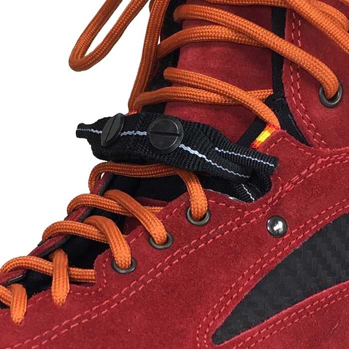 Gros plan de la chaussure de randonnée ClipnStep EZloop en rouge et noir avec des lacets orange, focus sur une boucle noire avec deux boutons noirs au-dessus des lacets