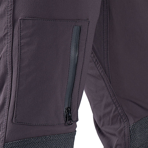 Pantalon d’escalade SIP, gros plan d’une poche latérale avec fermeture éclair noire et texture fine du tissu