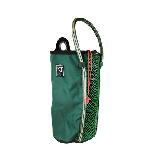 Grab Bag 20, sac vert avec bordure noire, compartiment en filet sur le côté et sangle de transport sur le dessus