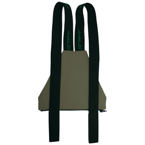 Bavoir zippé en vert olive avec bretelles noires, nom du fabricant sur les bretelles en vert
