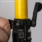 La clé de réglage pour les tiges en PRV de BERGER est utilisée sur une tige jaune sur un support noir, sur la clé est écrit BERGER Made in Germany