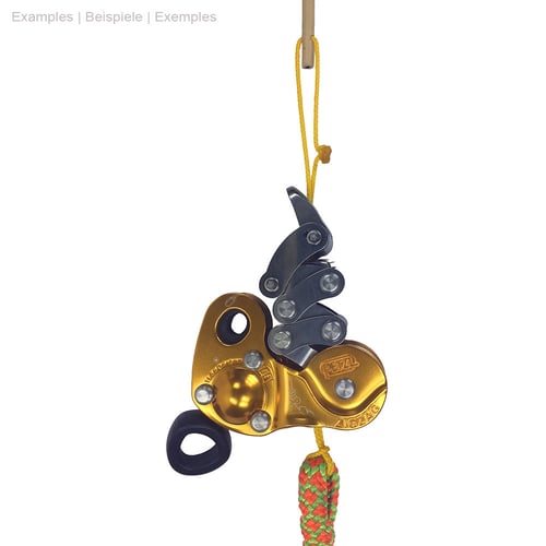 Dispositif de corde Petzl ZigZag de couleur or avec corde jaune et extrémité de corde vert-rouge, suspendu à une corde jaune
