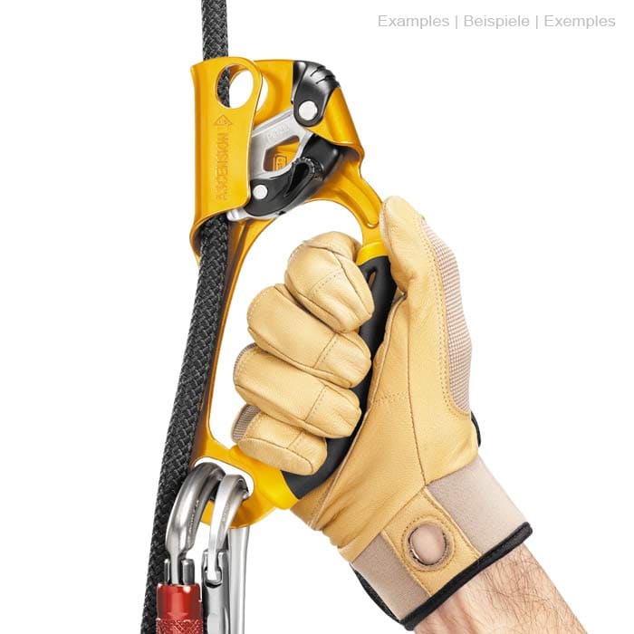 Ascension R en jaune et noir avec poignée, pièces métalliques, corde et mousqueton, tenu d’une main avec gant beige