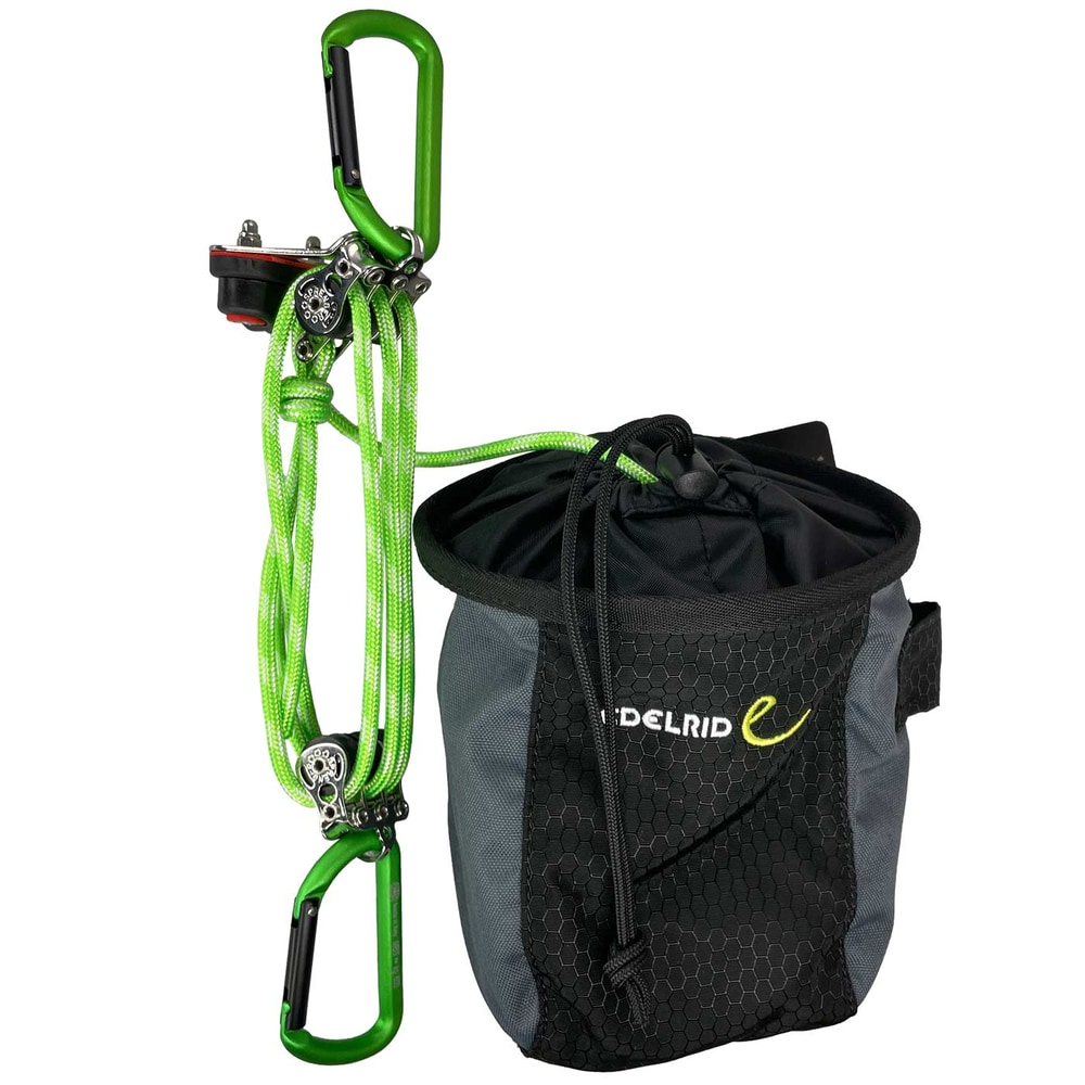Minilift d’Edelrid avec mousqueton vert, cordes vertes et sac noir avec cordon de serrage