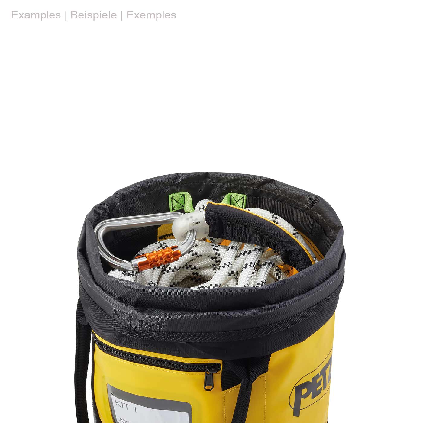 Sac à corde Petzl Bucket 15 avec corde d’escalade et mousqueton à l’intérieur, vue latérale