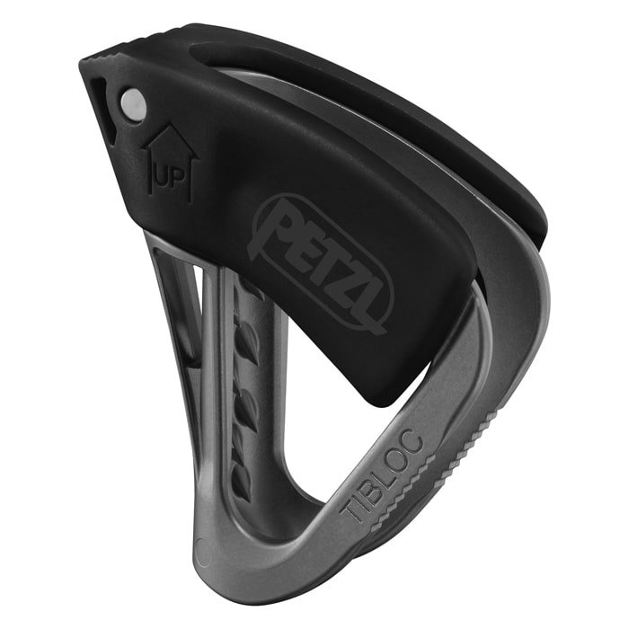 Tibloc by Petzl, aire de jeux grise et noire avec lettrage Petzl et Tibloc