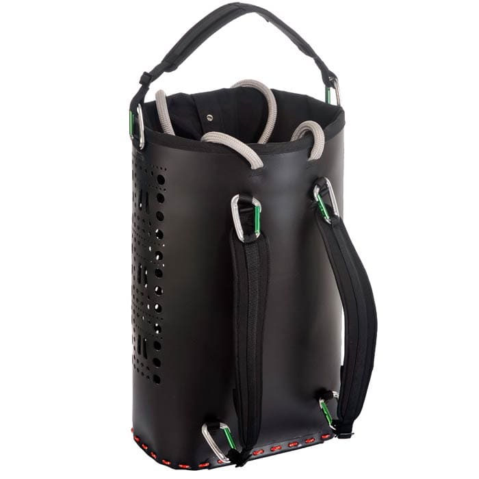 ropeBUCKET 80, conteneur cylindrique noir avec passants de poignée gris, deux sangles rembourrées noires et mousquetons verts sur les côtés