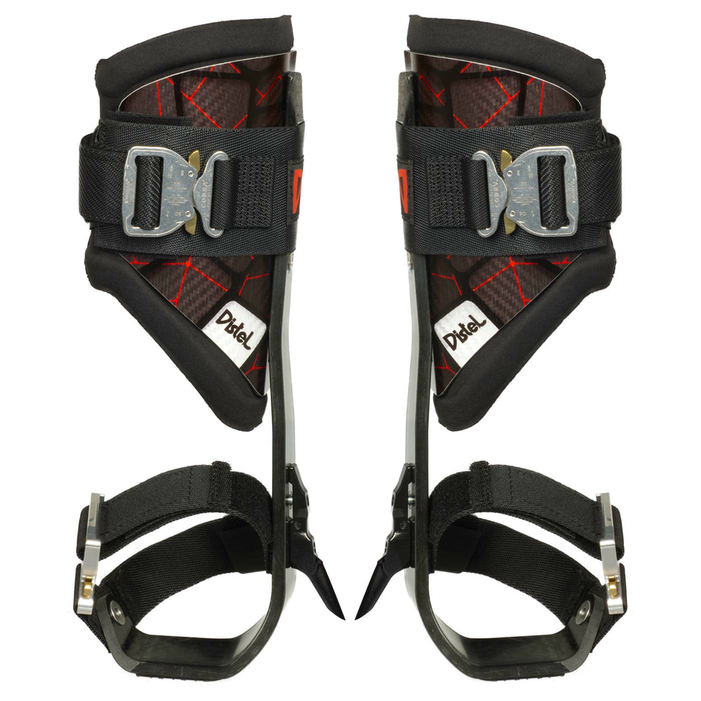 Distel Carbon 3.1 Click, paire de cretons en carbone noir avec lignes rouges, rembourrage noir et fermoirs en métal, vu de face