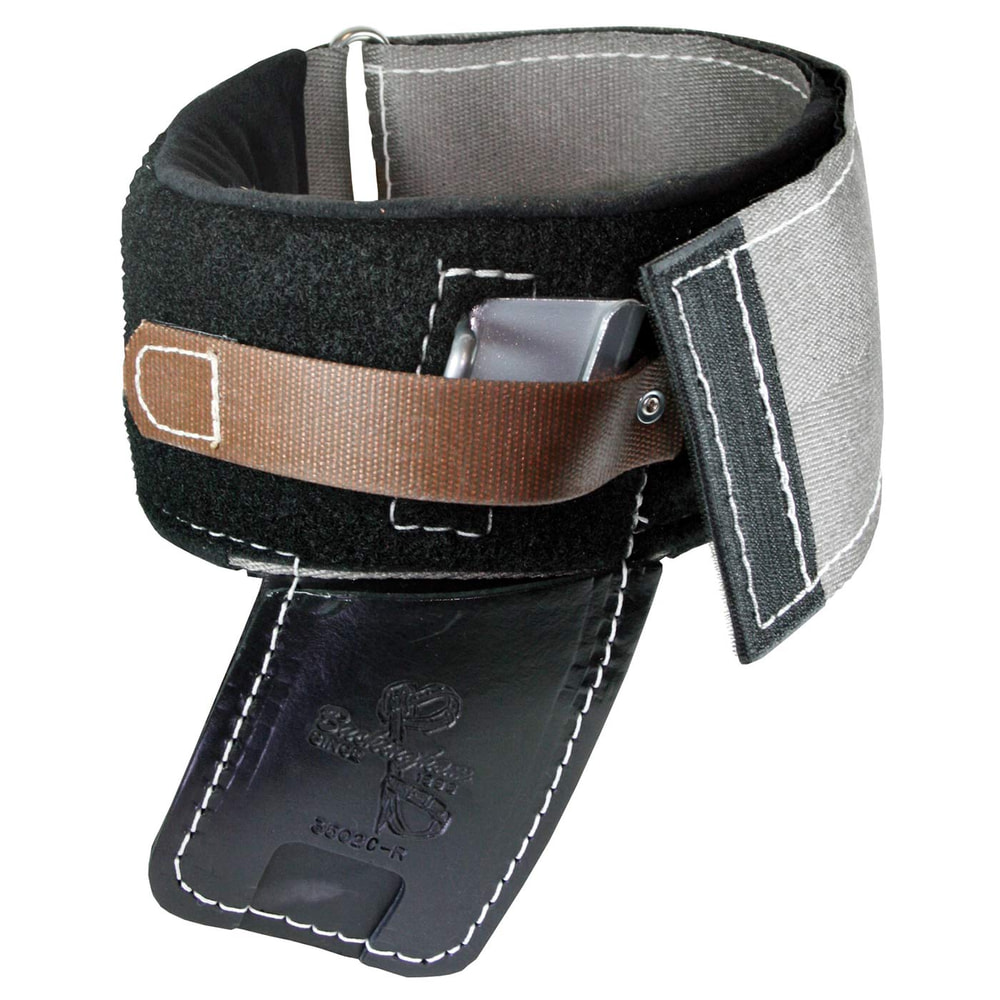 Acier et crampons, bande rembourrée noire et grise avec sangle marron et partie en cuir noir avec coutures blanches