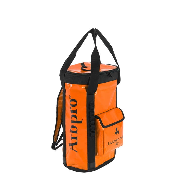 Sac à dos seau orange 40 d’Airpro avec fermeture éclair noire, poignées de transport et poche avant à rabat