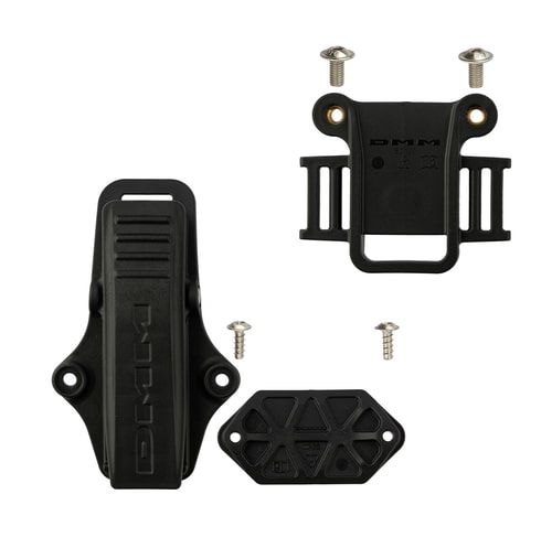 Caïman de DMM, pièces en plastique noir avec vis sur fond blanc, y compris clip et supports