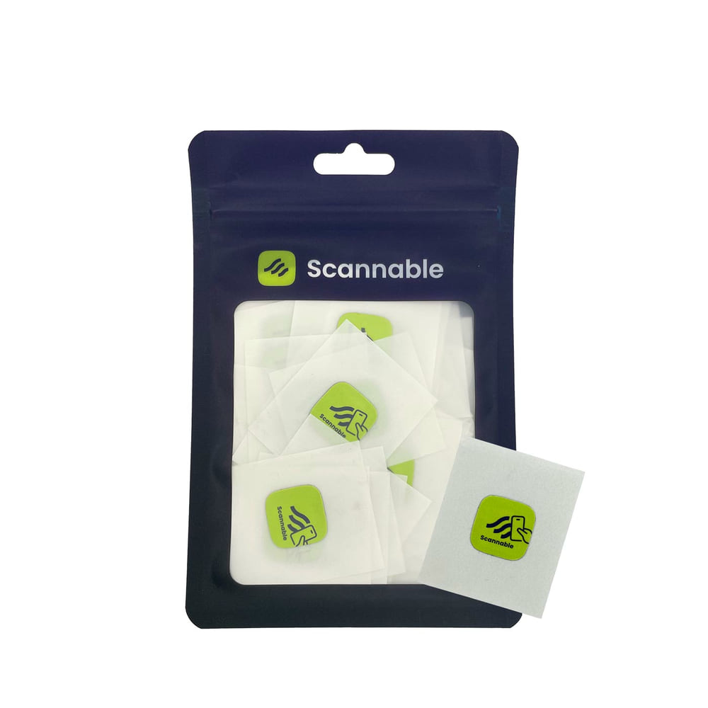 Emballage avec plusieurs autocollants verts sur métal Étiquettes NFC de Scannable, autocollants individuels visibles dans un film de protection blanc