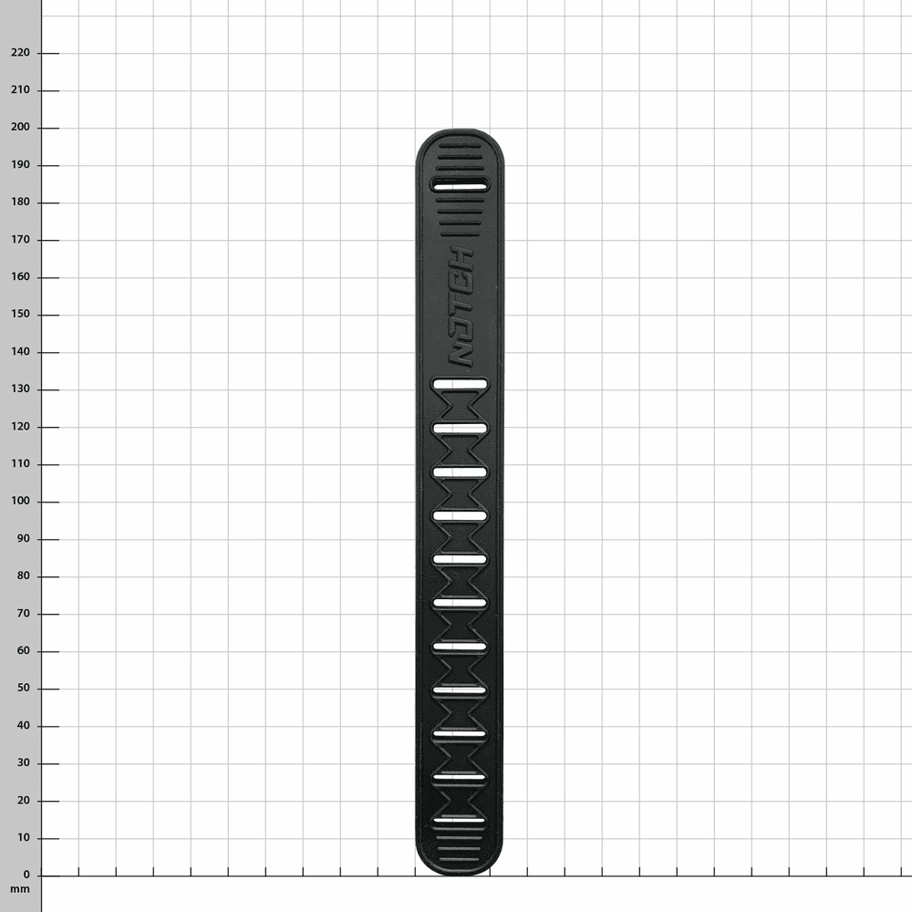 Un bracelet en caoutchouc Talon noir avec des découpes et l’inscription « NOTCH » posée sur une grille blanche avec des indications millimétriques