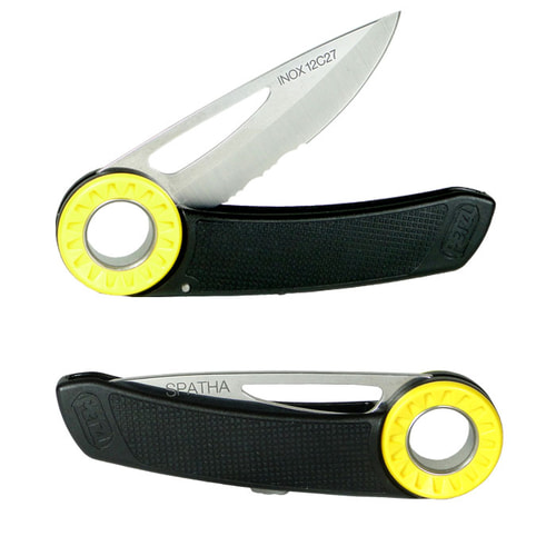 Couteau pliant Petzl Spatha avec manche noir, anneau jaune, lame partiellement dentelé, lame avec inscription « INOX 12C27 » et « SPATHA », couteau partiellement ouvert et fermé
