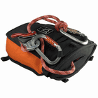 Druide de secours Dynamic, pochette noire et orange couchée, corde d’escalade rouge avec nœud, deux mousquetons avec fermoir doré et orange, mécanisme de sécurité gris avec levier rouge fixé au mousqueton