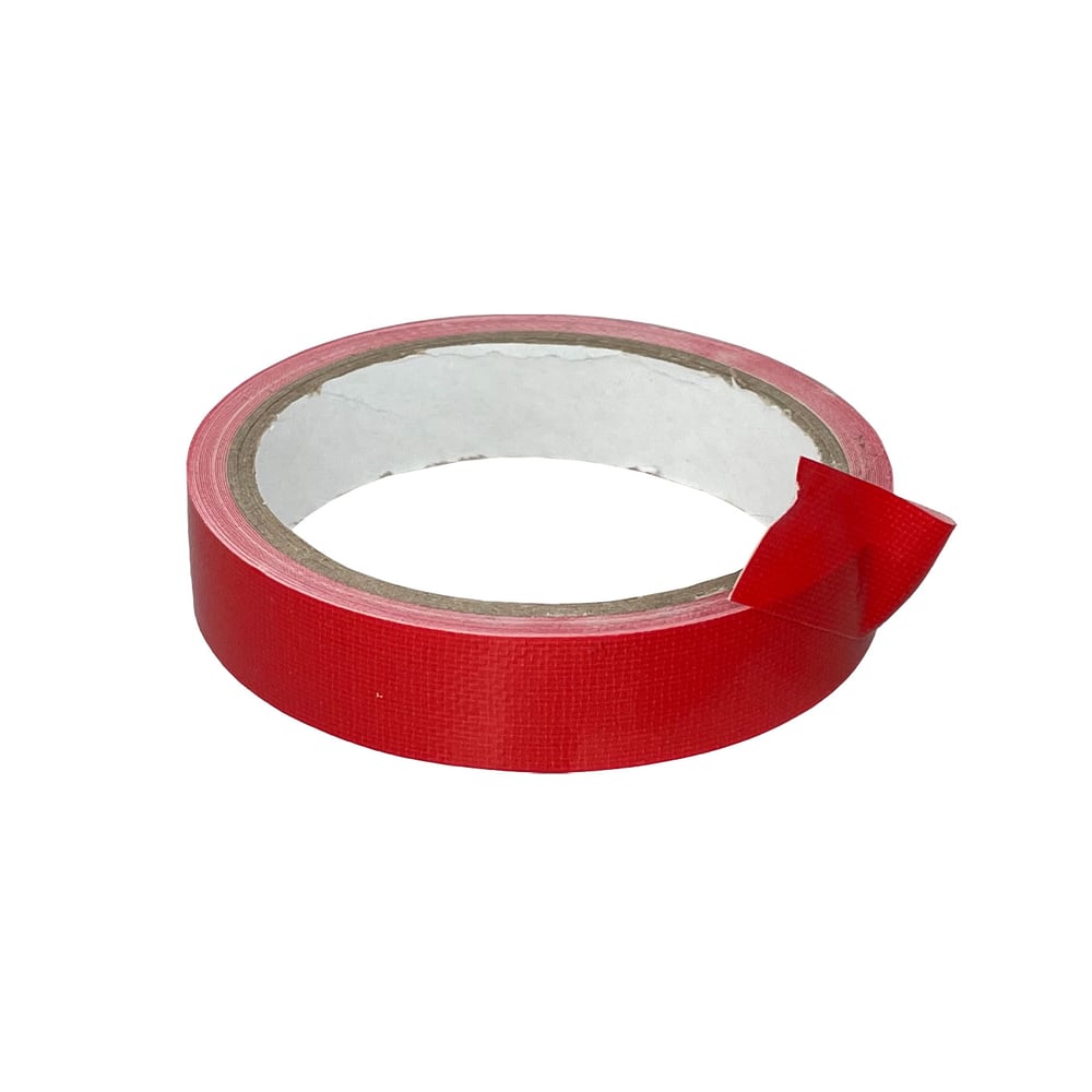 Ruban en tissu BOA, ruban rouge sur un rouleau avec une extrémité légèrement pelée