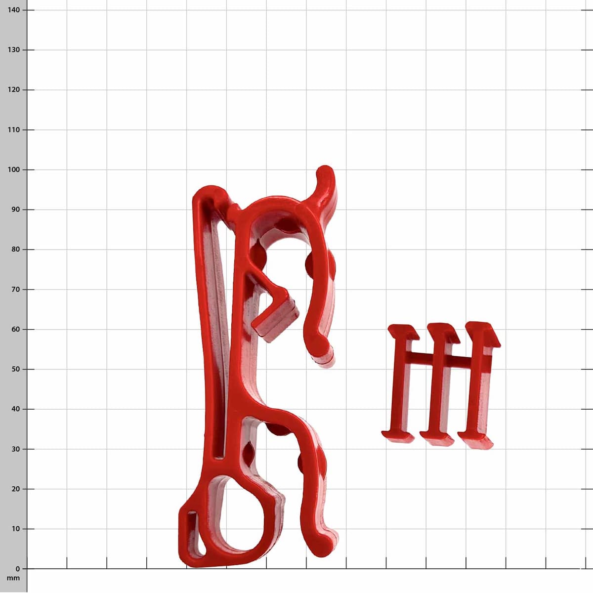 Clip en plastique rouge copain avec trois petites pièces en plastique rouge sur fond à carreaux blancs