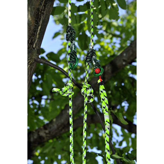 Bague SiriusLOOP, trois cordes vertes et noires avec des anneaux en métal vert, suspendues à un arbre avec des feuilles vertes en arrière-plan