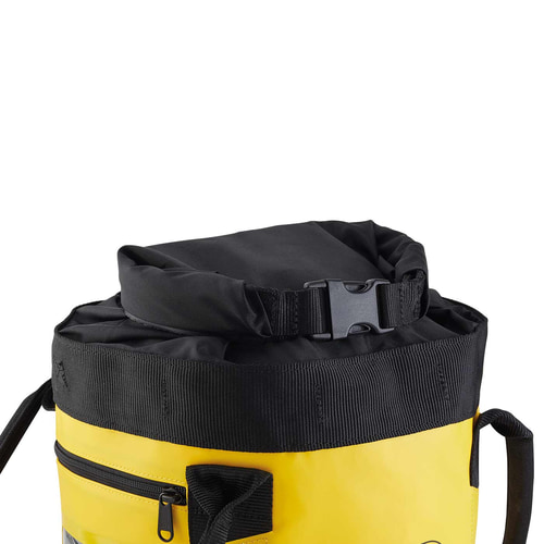Gros plan sur la partie supérieure du sac à corde Petzl Bucket 15 avec sangle de fermeture noire