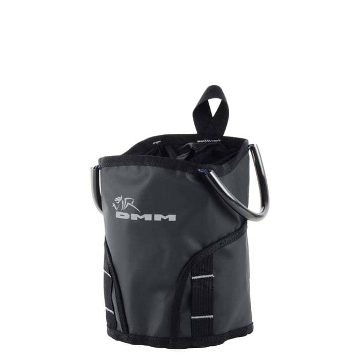 DMM Tool Bag 4, sac à outils noir avec logo DMM argenté et deux boucles noires sur les côtés, deux œillets métalliques sur les côtés et une boucle noire sur le dessus
