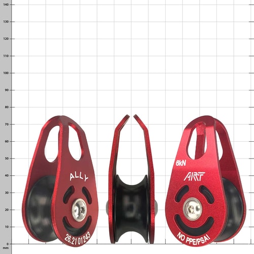 Trois poulies rouges avec l’inscription « ALLY », « 6kN », « ART » et « NO PPEPSAI », visibles de l’avant, des côtés et de l’arrière