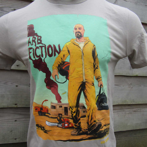 T-shirt Breaking Bad beige avec imprimé d’un homme en combinaison de protection jaune tenant un casque et un sac, nom du fabricant non visible