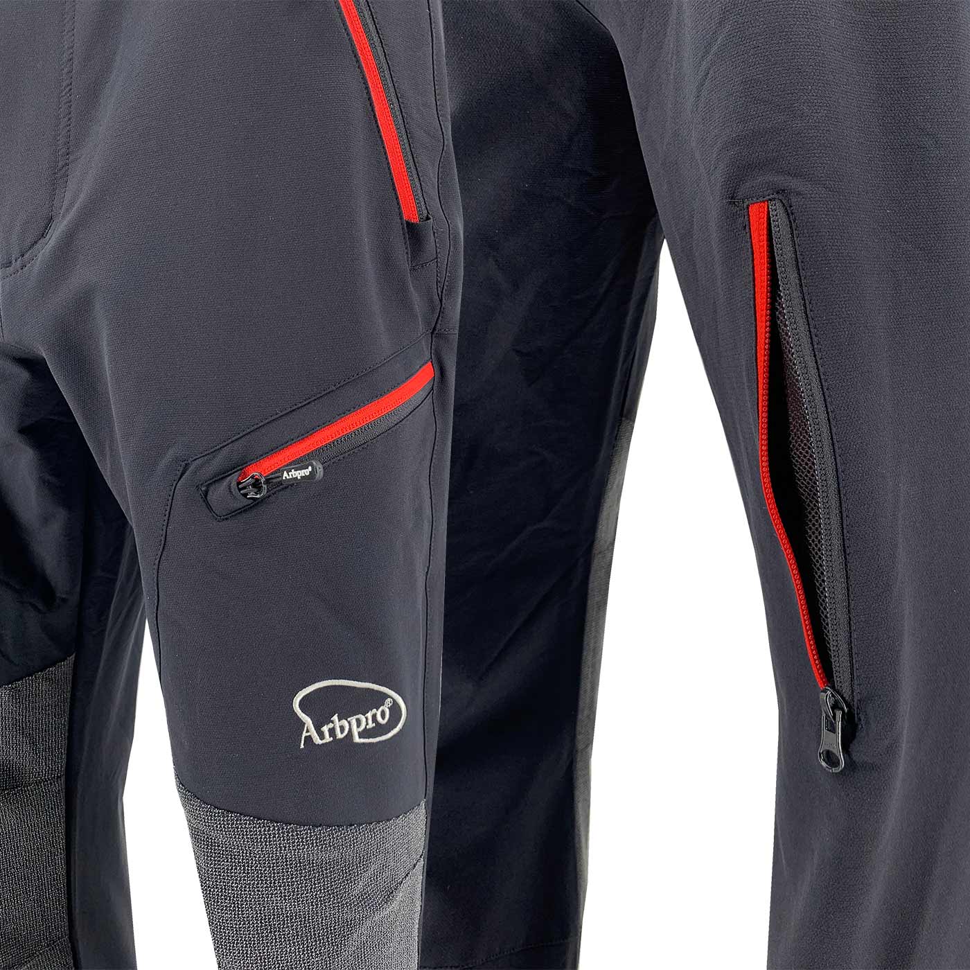 Gros plan du pantalon noir Climb Tech Delta d’Arbpro avec fermetures éclair rouges et logo Arbpro sur la jambe